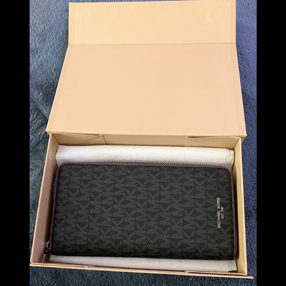 Michael Kors Wallet, Zip Around, TECH FRIENDLY,NEW - Picture 8 of 16